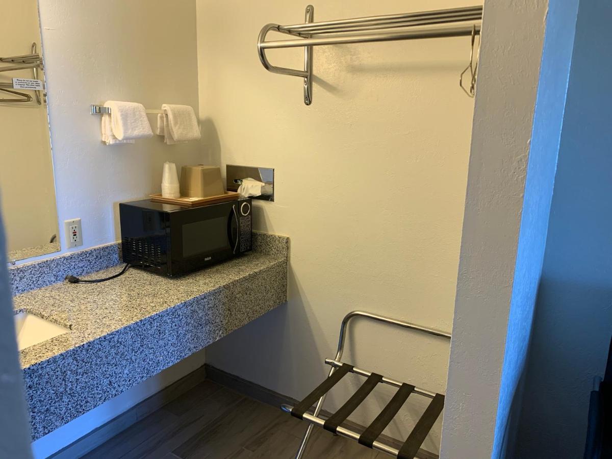 Landmark Inn Osawatomie Bagian luar foto