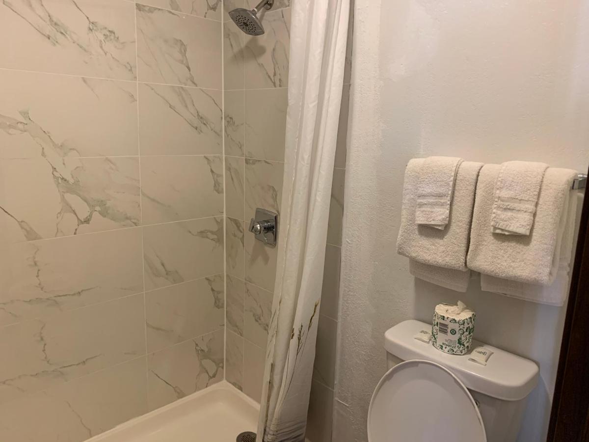 Landmark Inn Osawatomie Bagian luar foto