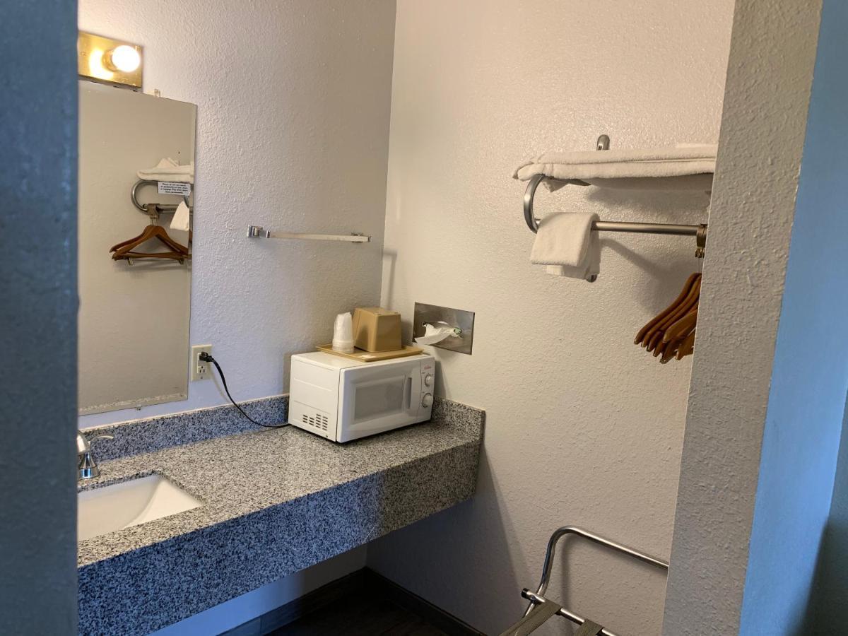 Landmark Inn Osawatomie Bagian luar foto