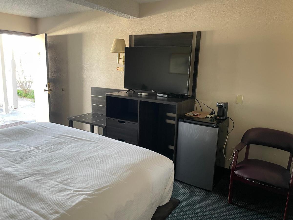 Landmark Inn Osawatomie Bagian luar foto