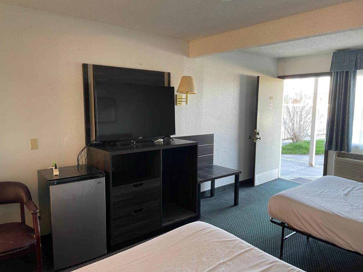 Landmark Inn Osawatomie Bagian luar foto