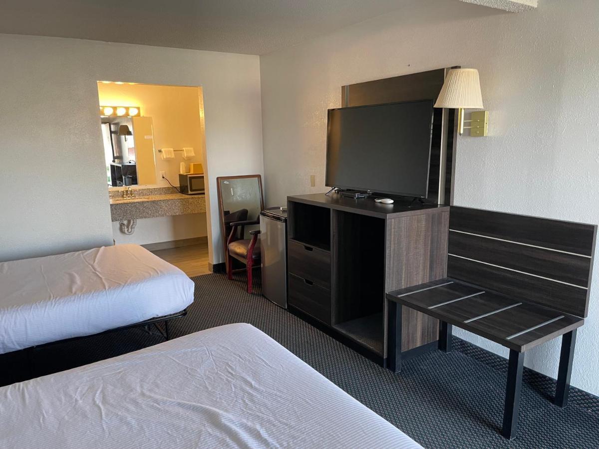 Landmark Inn Osawatomie Bagian luar foto