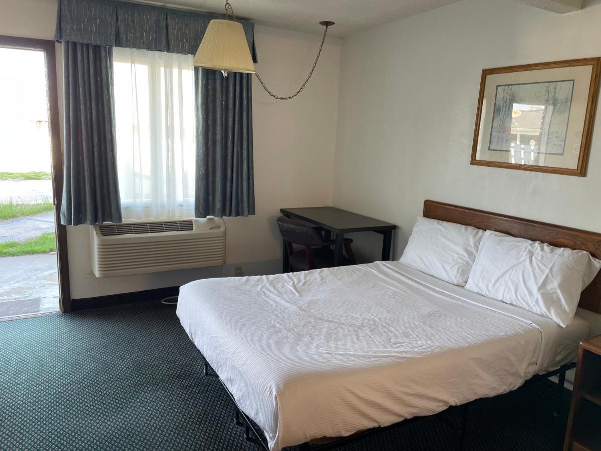 Landmark Inn Osawatomie Bagian luar foto